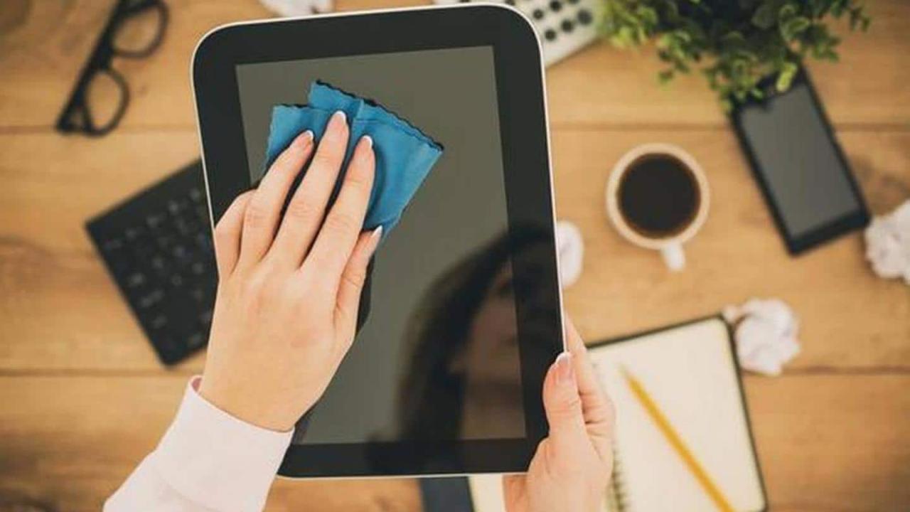 2022 Resolution: Clean Your Gadgets The Right Way – The Better Home